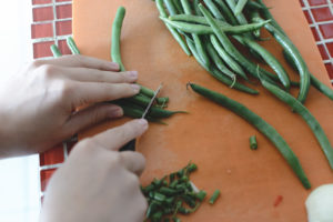 foodiesfeed.com_cutting-green-beans (1)